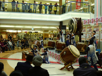 オープニングは、子供太鼓で、曲名は「暁(あかつき)」です!