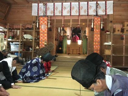 宮司の祝詞奏上(旧座礼)