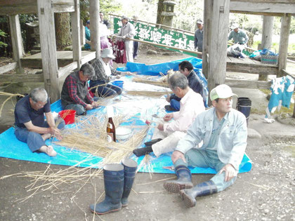 随神門の下でしめ縄作り