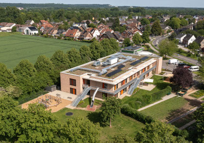 Neubau Kita Bergheim-Ahe, Drohnenaufnahme mit Blick auf das Gebäude und auf das Wohngebiet