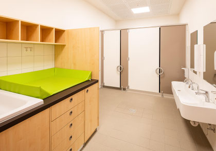 Neubau Kita Bergheim-Ahe, im Sanitärbereich mit Wickeltisch im Gruppenhaus