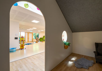 Neubau Kita Bergheim-Ahe, Blick aus der Treppenhöhle ins Foyer