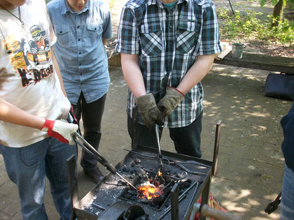 Der Stahl wird in der Esse zum Glühen gebracht