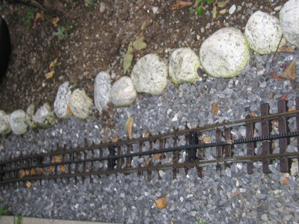 Strecke mit kleinen Steinen als Abgrenzung zur Erde