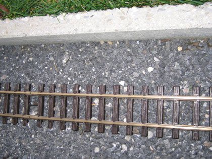 Strecke mit Steinplatten als Abgrenzung zum Rasen