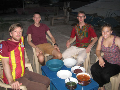 Christian mit uns drei Volos und dem leckeren Essen