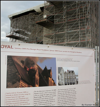 Bâche informative dans l'enceinte du château