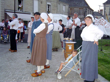 En attendant le départ du défilé, les Danseux du Nais occupent la place