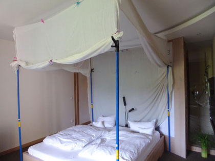 Schlafplatz mit testweise allseitig installiertem Abschirmtextil Swiss Shield Naturell