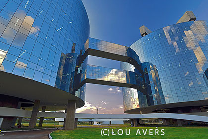 Die ultramoderne Glasfassade der Procuradoria Geral da Repúbica (Staatsanwaltschaft). Mit 95 Jahren hat Oscar Niemeyer hier seinen Stil verändert  -  (c) Lou Avers
