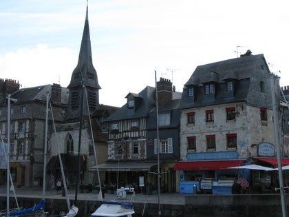 Le Quai Saint-Etienne a aujourd'hui la même apparence à part une lucarne sur le bâtiment de droite.