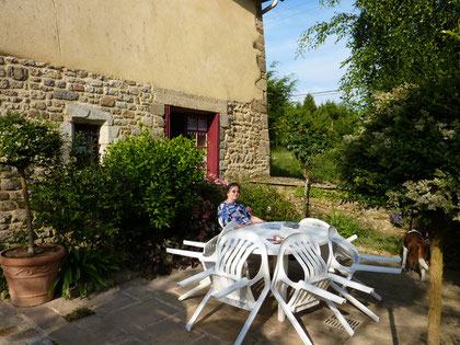 La terrasse est parfaite aussi pour diner au frais et surtout au calme. A deux pas l'enclos parroissial de La Baussaine et celui des Iffs (très beaux vitraux).