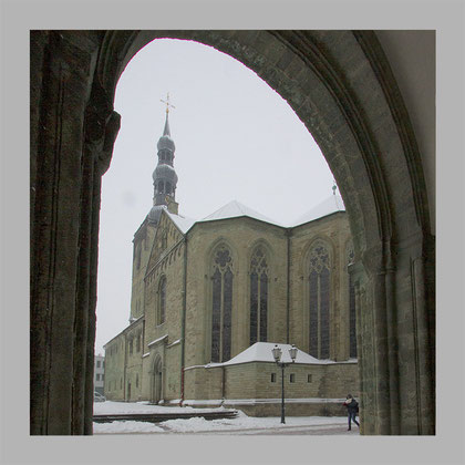 Ausblick unter den Bögen des Patrokliturmes zu St. Petri