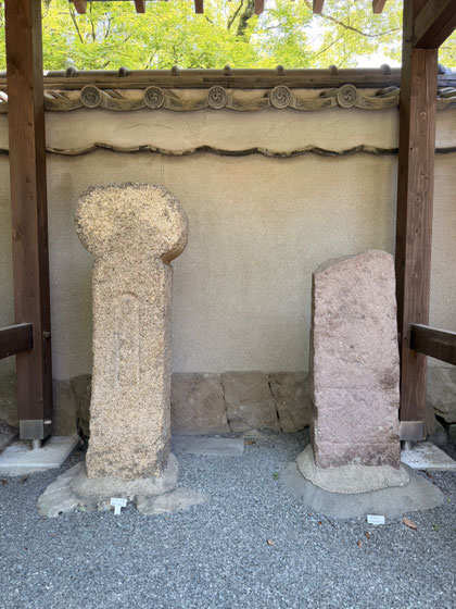 キリシタン灯篭と元寇碇石の写真