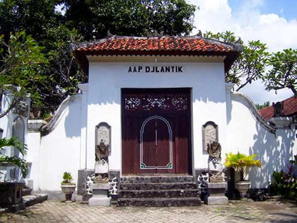 entrance to the palace