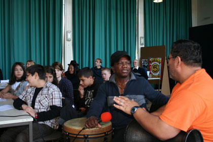 Nicht nur unsere Schüler lieferten musikalische Beiträge: Ein Hörgenuss waren die von afrikanischer Trommel belgeiteten Lieder der Berliner Schüler!