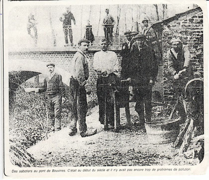 Sabotiers au pont de Bouvines vers les 1900