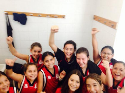 Les noies del mini femení celebrant la seva victòria! A un tweet, la Laura Baldoví les va felicitar!