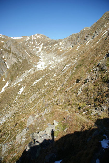 Der Blick zurück ins kleine Hochtal durch welches der Steig aufwärts führt