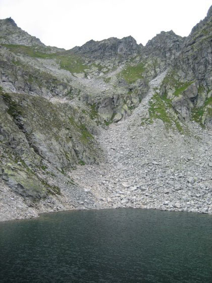 Am Weiterweg zum Hannoverhaus kommt man beim Tauernsee vorbei, hier der Blick hinauf zum Korntauern (2460m)