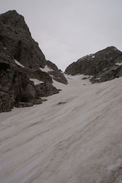 Über diese Schneezunge geht es aufwärts (links im Bild der Stenar)