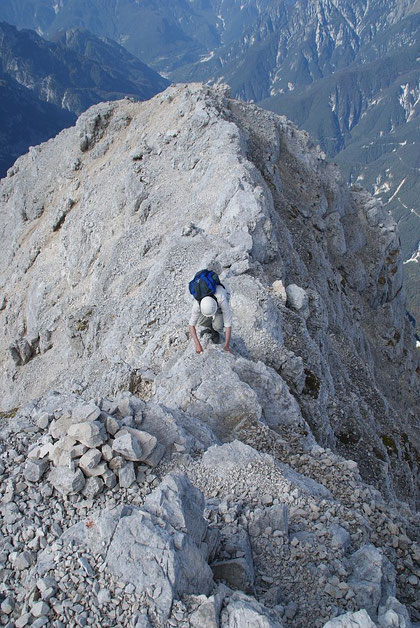 Am Grat geht es teils sehr ausgesetzt die letzten Meter zum Gipfel