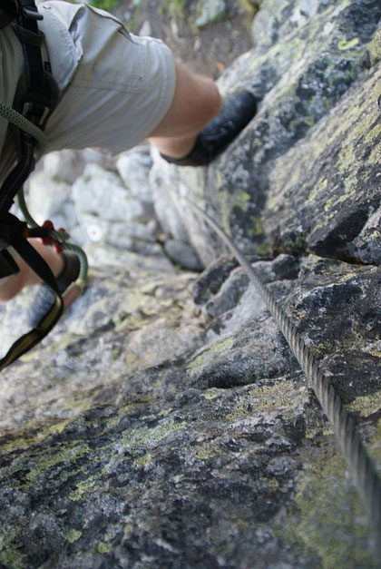 Erster steiler und kraftraubender Aufschwung im Klettersteig