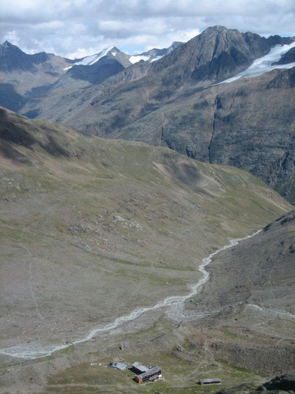 Tief unten liegt die Vernagthütte: