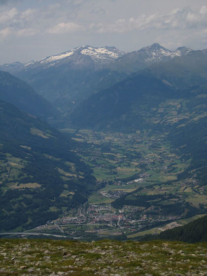 Im Westen kann man im Tal Gmünd und dahinter den Hafner erkennen