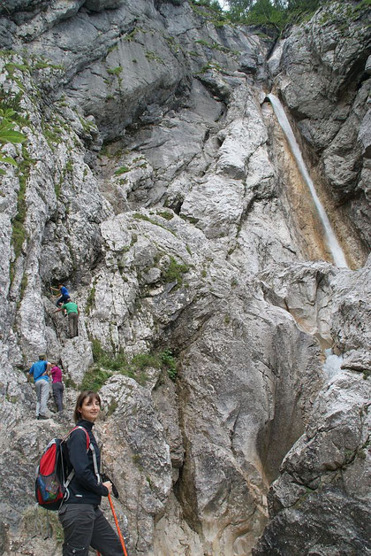 Blick hinauf zum 2. Wasserfall, der versichtere Steig führt am linken Bildrand aufwärts