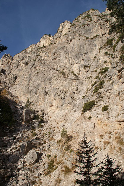 Die steile Rinne, welche man schon nach wenigen Metern nach links verlässt