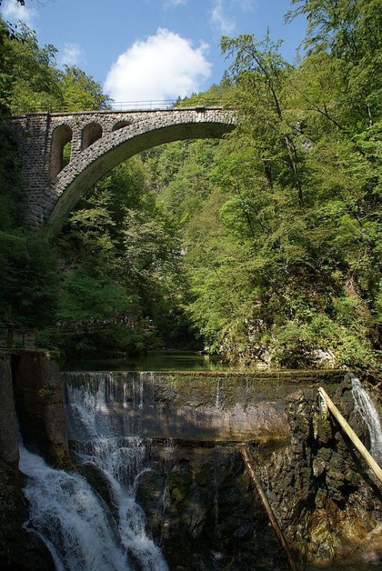 Eine alte Eisenbahnbrücke über die Klamm bietet ein schönes Fotomotiv