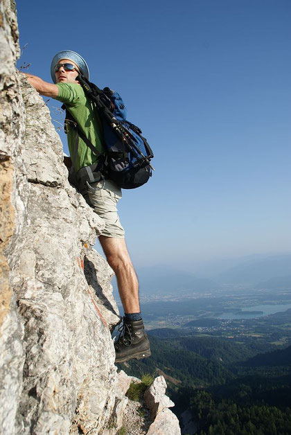 Aufschwung am Grat und wie immer der Faaker See im Hintergrund