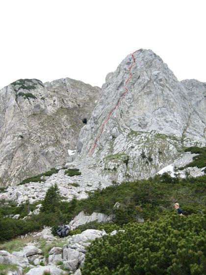 Blick von der Schulter zum Ostpfeiler des Cellons (strichliert die Route des Klettersteiges)