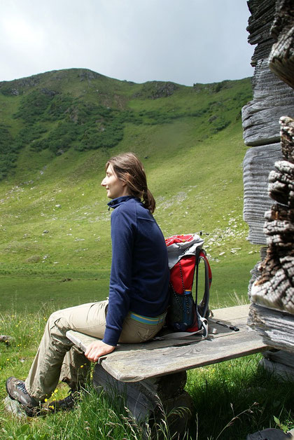 Kurze Pause beim Rückweg (knapp unter dem Sattel) mit Blick hinauf zum Langnock