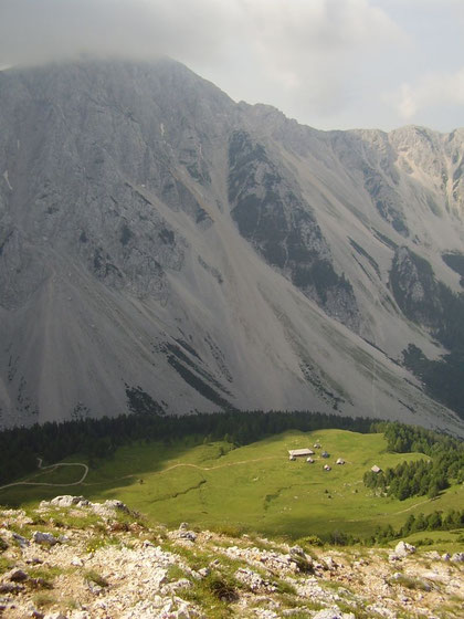 Der Tiefblick zur malerisch gelegenen Matschacher Alm
