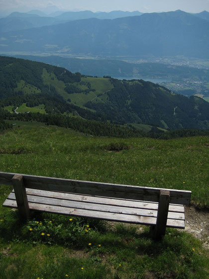 Beim Weg über den Kamm nach Südosten kann man tief im Tal den Millstätter See erkennen