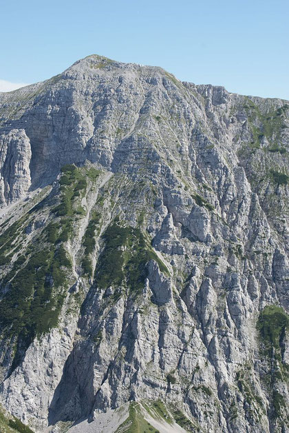 Die Aufstiegsroute auf den Hochturm von der Loibler Baba aus aufgenommen; teilweise kann man den Steig erkennen (Bildmitte)