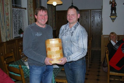Obmann Stefan Hackl bedankt sich bei Franz Leitner für die langjährige Mitarbeit im Vorstand.
