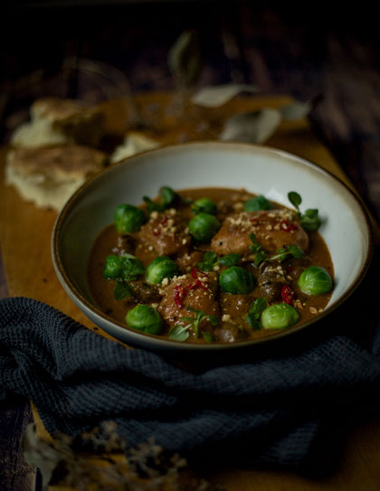 Hühnereintopf, Eintopf, Schmorgericht, Erdnuss Miso, Huhn mit Erdnüssen, Waldstauden Shoyu, Wiener Miso, Hühnergericht, Fleischgericht, Geflügel, Hühnerherzen, Hühnerherzen geschmort, Kohlsprossen