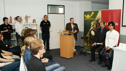 Unser Kollege Thomas Nickel (am Pult) ist stolz auf den hohen Besuch: "MGS"-Mastermind Hideo Kojima (rechts außen im weißen Hemd) beehrt die Studenten und Dozenten der Games Academy in Frankfurt.