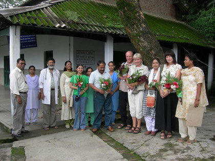 Dr. Rajindra Paul, Dr. Neelan Paul (2. und 3. von links) vor dem Maple Leaf Hospital