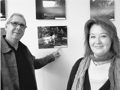 Ein Blick – auch für unschöne – Motive: Fotograf Burkhard Stahn und Christina Walter vom Haus unter der Linden vor der Fotogalerie. FOTO: SINA WOLGRAMM