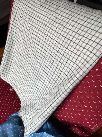 This plaid wool fabric is bought new, but already totally vintage, because it comes from the old Berlin fabric store "Fichu", which had to be closed down in 2021.  © Griselka 2022