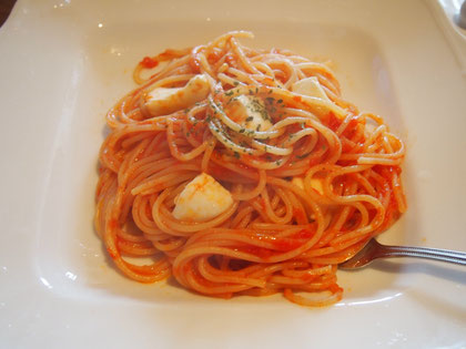 トマトとモッツァレラのパスタ^^ モッツァレラはカプレーゼみたいに食感を残したまま食べたいので、パスタを器に盛り付けた後、パスタに後乗せで予熱でほんのり溶けたくらいで食べるのが好み^^