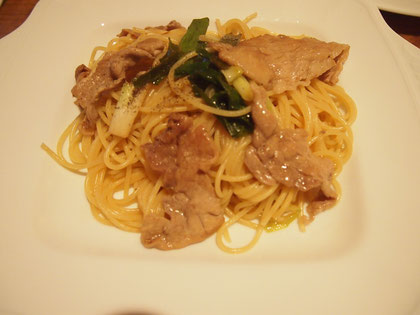 昨晩の京風鍋用に購入した 九条ネギのあまりと、豚バラ肉で 京風和風パスタ^^ 和だしと九条ネギの相性は抜群♪ ご飯も欲しいくらいでした♡