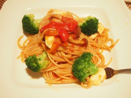 マリネにしていた焼き野菜、赤ピーマンなどを液ごと入れて トマトソースと合わせたら ほんのり酸味のあるナポリタン風のお味のパスタに^^