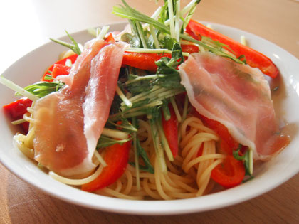 昨日の晩御飯のしゃぶしゃぶサラダの残りの水菜とパプリカ。あまりのごましゃぶをかけておいたので、味がしみていて、ニンニクも入っているせいか相性がとてもよかったペペロンチーノ・サラダ^^ こちらは冷製カッペリーニにしてもかなりいけるお味です^^ シャキッと冷やしたさわやか水菜サラダに お中元で頂いた絶品生ハムをそえて頂きます♪