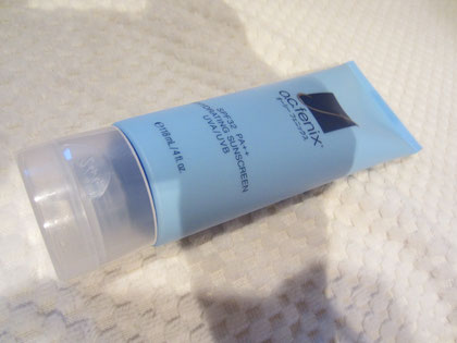 ゴルファーの古関美保さんもつかっているという OC fenix。 SPF32PA++ という強すぎないSPFと保湿力、美容成分がたくさん入っているという日焼け止め。 全身に使えるので乾燥してくるこれからの季節にいいのでは、と試しています。