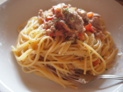 昨晩の春巻き用に購入したひき肉に玉ねぎのみじん切りを加えて固め焼きながら、少し醤油を足して、トマトとマスカルポーネチーズを使って出来たクリームパスタ。最後にバターをのせたら、絶品パスタになりました^^